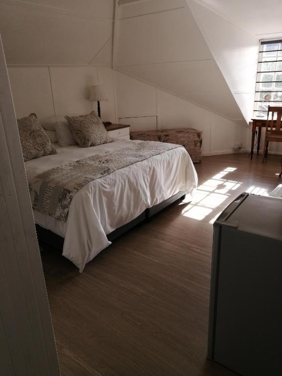 Guest room interior at Guest House Ascot Place, photo 2