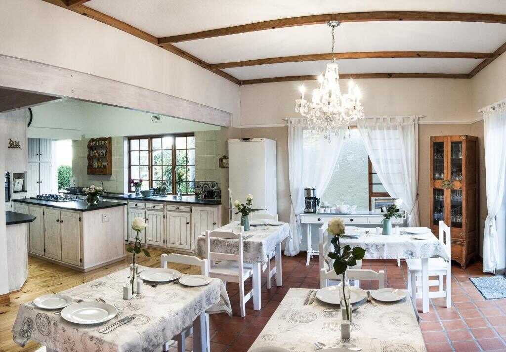 Breakfast room with set tables at Guest House Ascot Place
